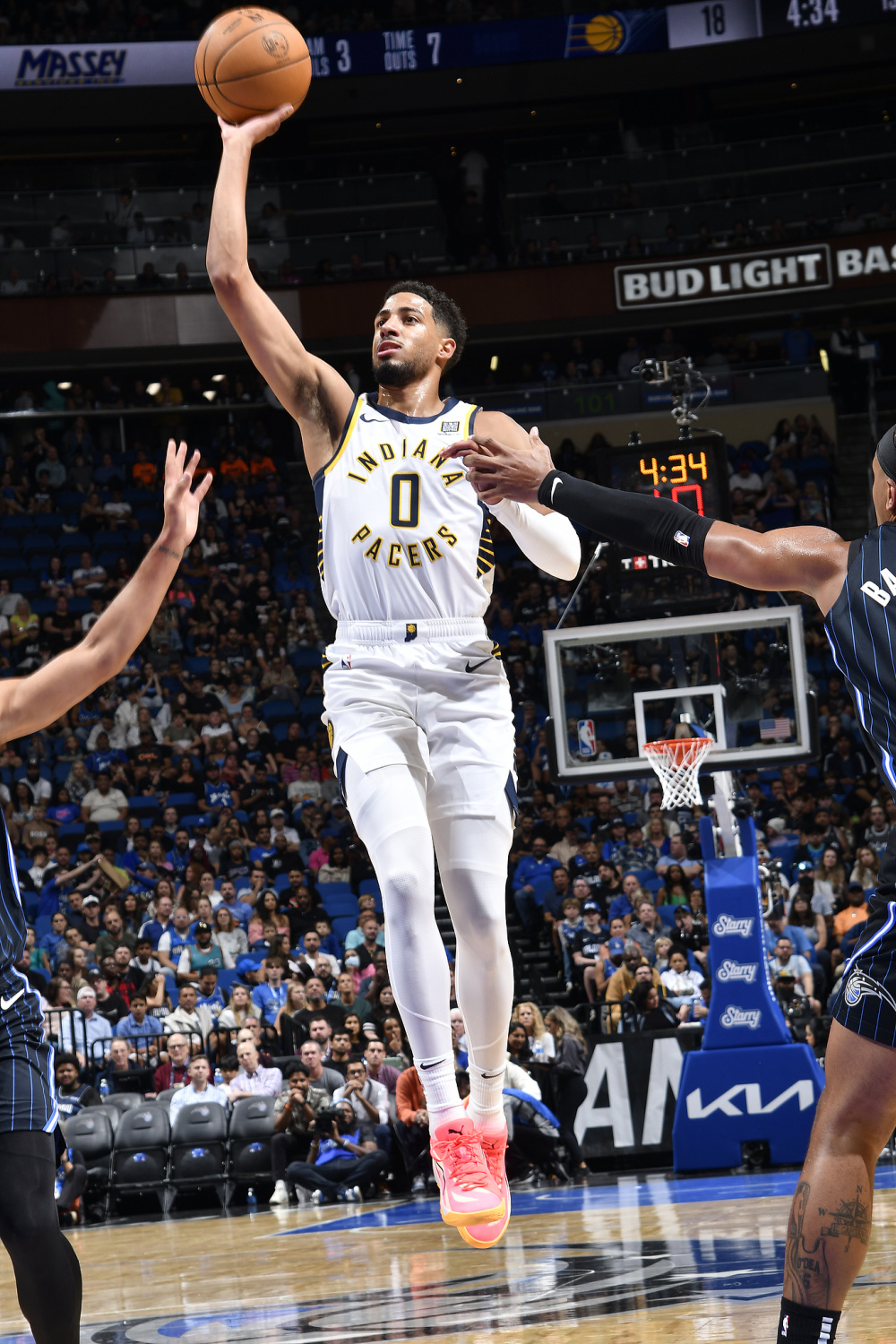 包含印第安纳步行者迎NBA常规赛关键赛；转会期更衣室发声；气氛紧张；医务组通报恢复的词条